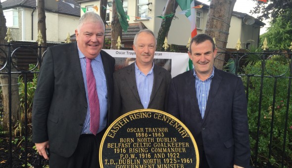 Plaque unveiled to Oscar Traynor by grandnephew Robert Gilligan and Woodlawn Residents Association